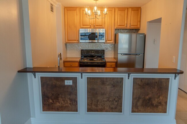 Building Photo - 380 Mountain Rd