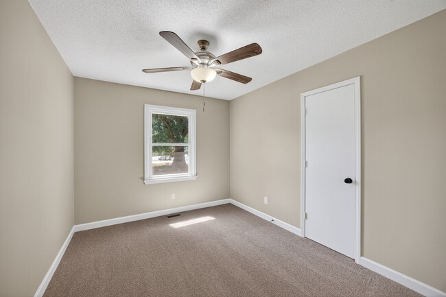 Building Photo - 3 bedroom, 2 bathroom House in Eden!