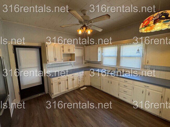 Building Photo - $999 - 3 bed 1 bath - Single Family Home
