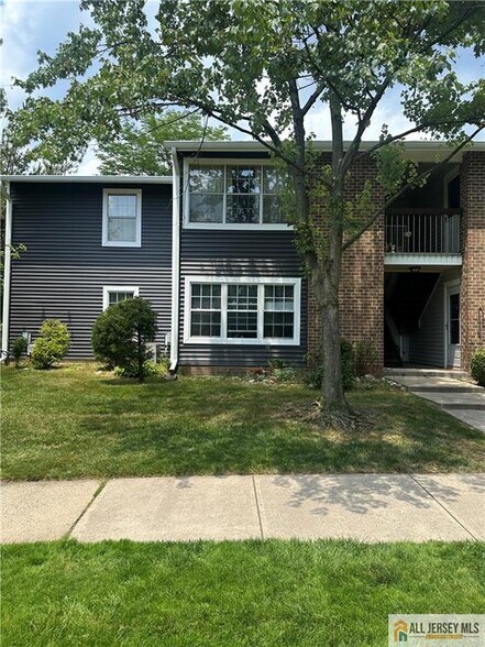 Primary Photo - 82 Pennsylvania Way