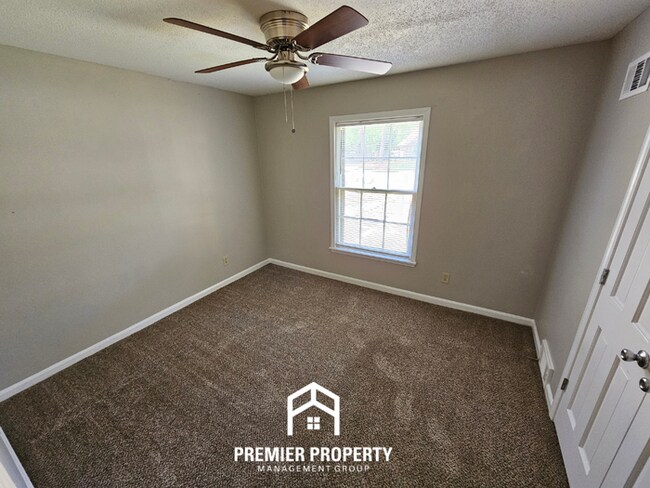 Building Photo - Massive 5BR/3BA Executive Home in East Memphis | Screened Porch & 2,200+ Sq Ft