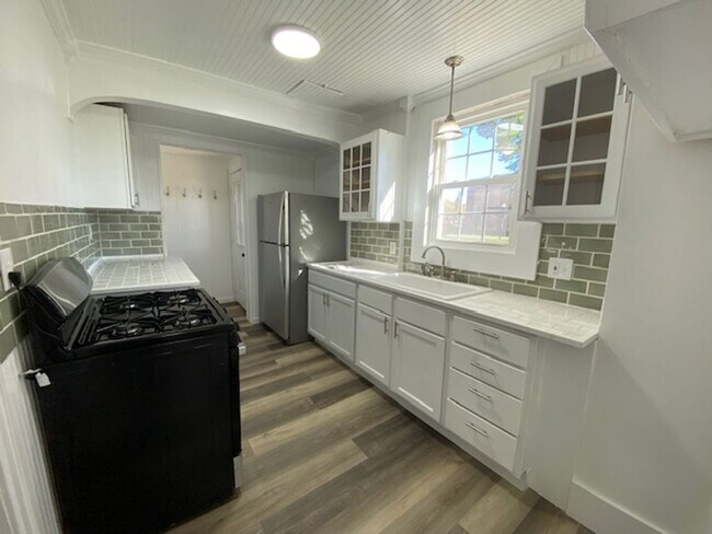 Building Photo - Bright 3BR / 2 Bath Bungalow Near Parks & Transit