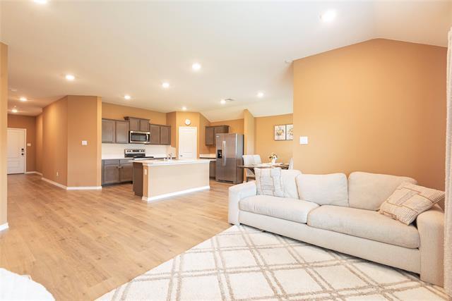 Building Photo - 300 Tadpole Ln