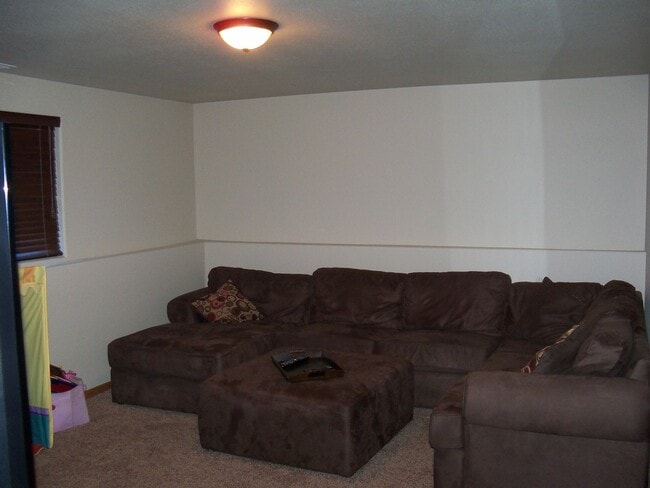 Building Photo - 4 BEDROOM | 3 BATH | TRI-LEVEL HOUSE | RAP...