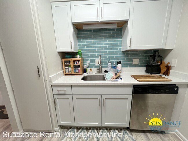Building Photo - 3 br, 2 bath House - 611 Colonial Drive #8