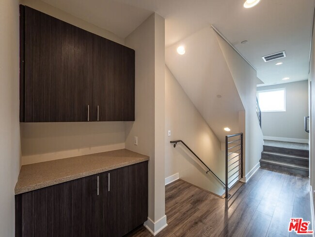 Building Photo - 2753 Waverly Dr