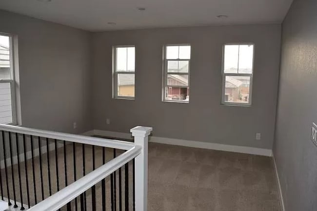 Building Photo - Spacious 3 Bedroom 2.5 Bathroom Home in Me...