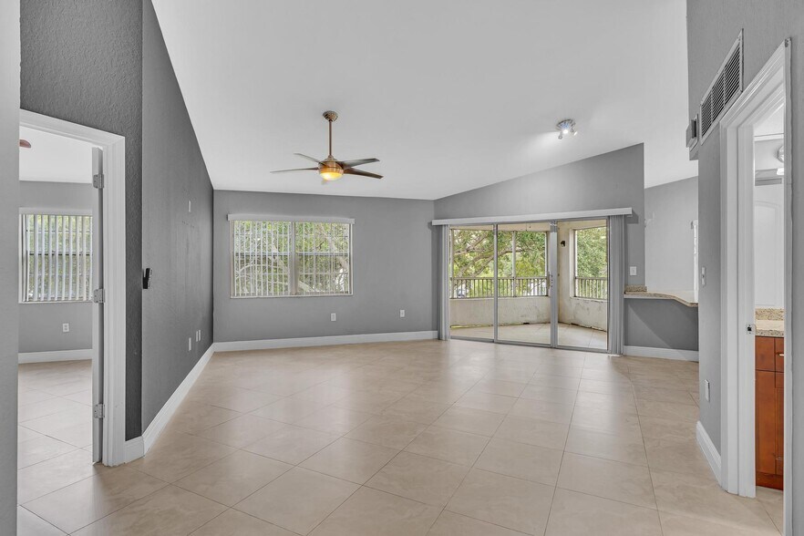 Building Photo - 1255 SW 46th Ave