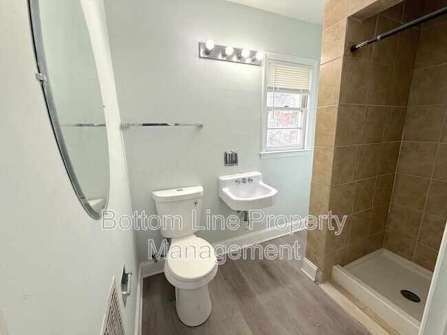 Building Photo - 907 Bannister Pl