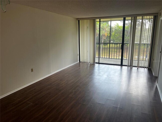 Building Photo - 800 Cove Cay Dr