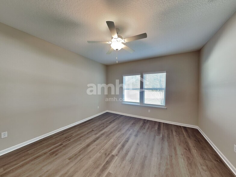 Building Photo - 245 Hemlock Pt