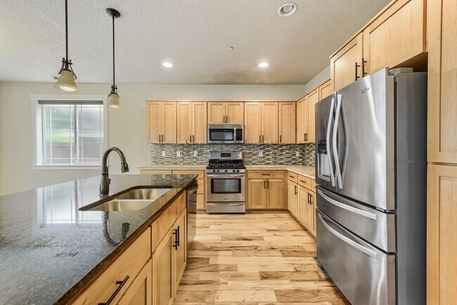 Building Photo - 552 NE 77th Ave