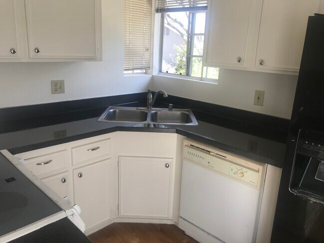 Building Photo - 335 Riverview Way