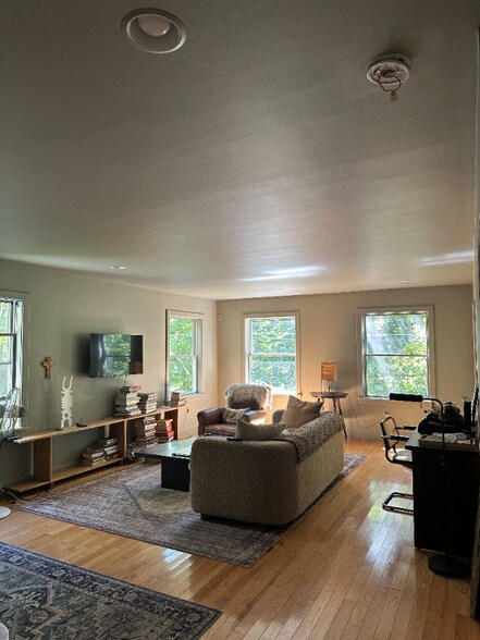 Building Photo - 410 Kripplebush Rd