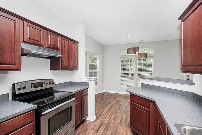 Building Photo - 2BD/2.5BA End Unit Townhome in Blakeney Greens!