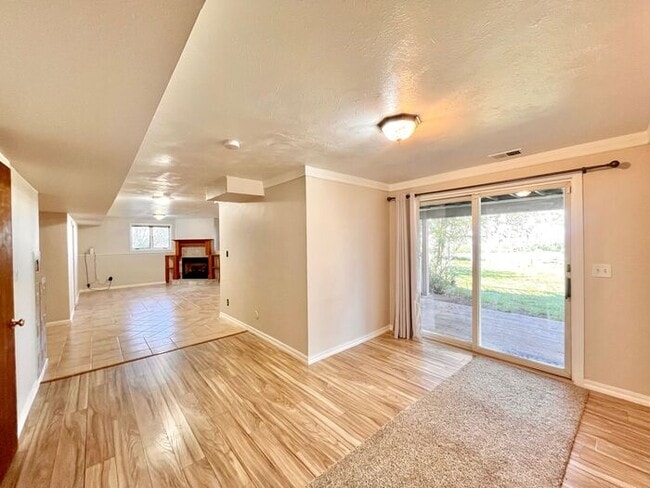 Building Photo - Gorgeous Private Home with Views!