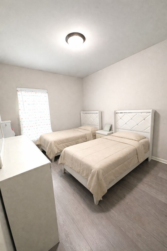 Building Photo - 1513 R. Esplanade