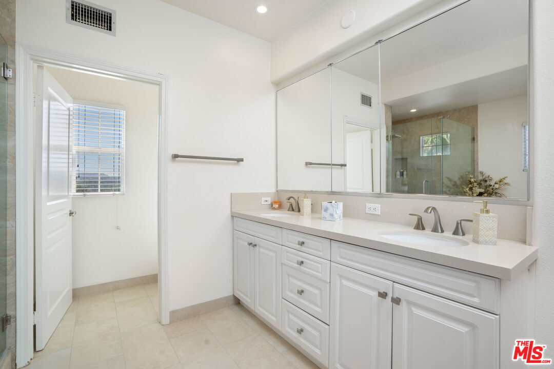Building Photo - 7201 Rockridge Ter