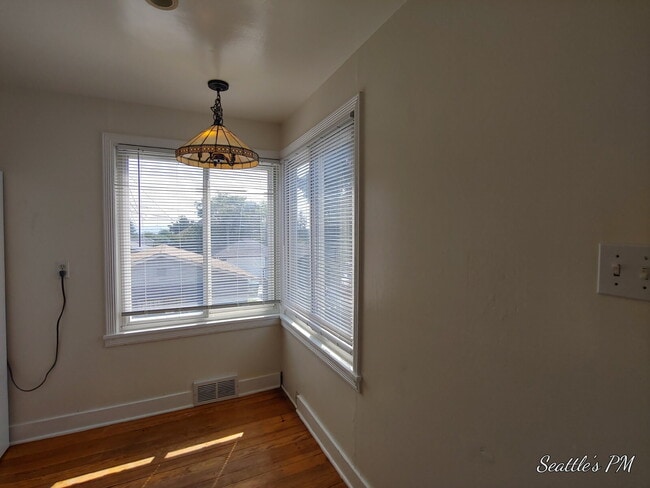 Building Photo - Charming 2-Bedroom Home in West Seattle-Off Street Parking- Large Outdoor Space