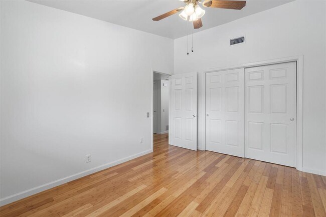 Building Photo - 1304 Mariposa Dr