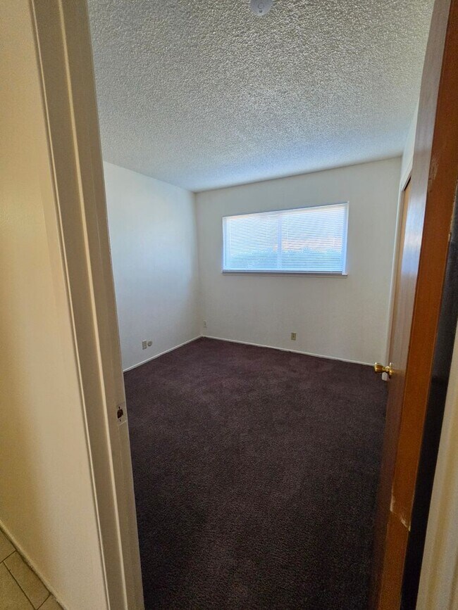 Building Photo - Spacious Home!!