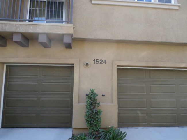 Building Photo - Beautiful 2 bedroom 2 bath town home @ Ava...
