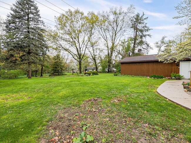 Building Photo - Welcome to this beautiful 2 bedroom, 1 bat...