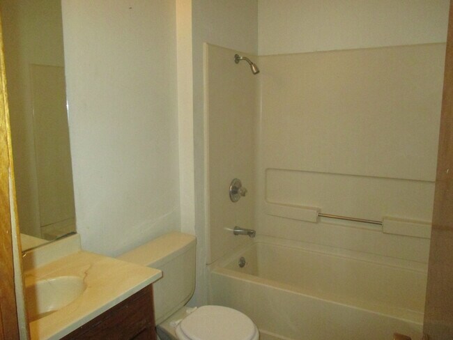 Building Photo - Central Location