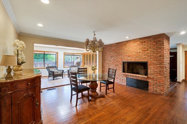 Building Photo - 5-Bedroom Home in Desirable Friendly Hills...