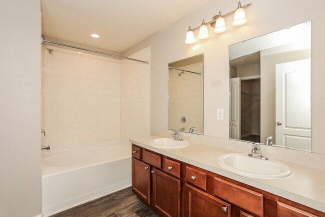 Building Photo - 6780 Sandle Dr