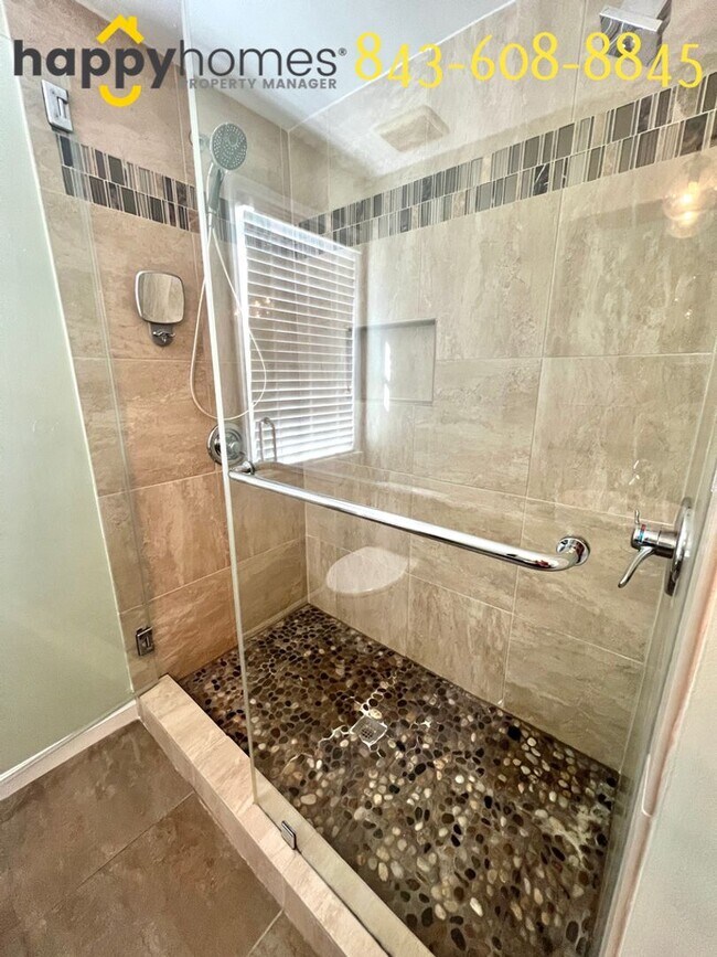 Building Photo - Beautiful 3 bedroom 3 full bath home locat...