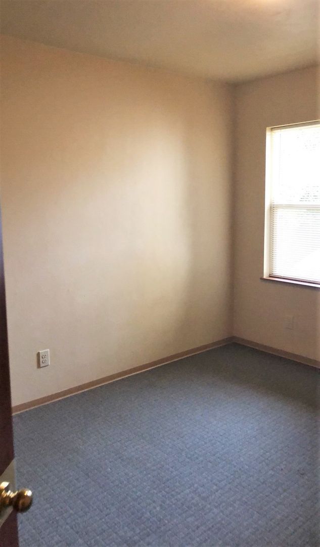 Building Photo - Spacious West Campus 4 bed,2 bath downstai...