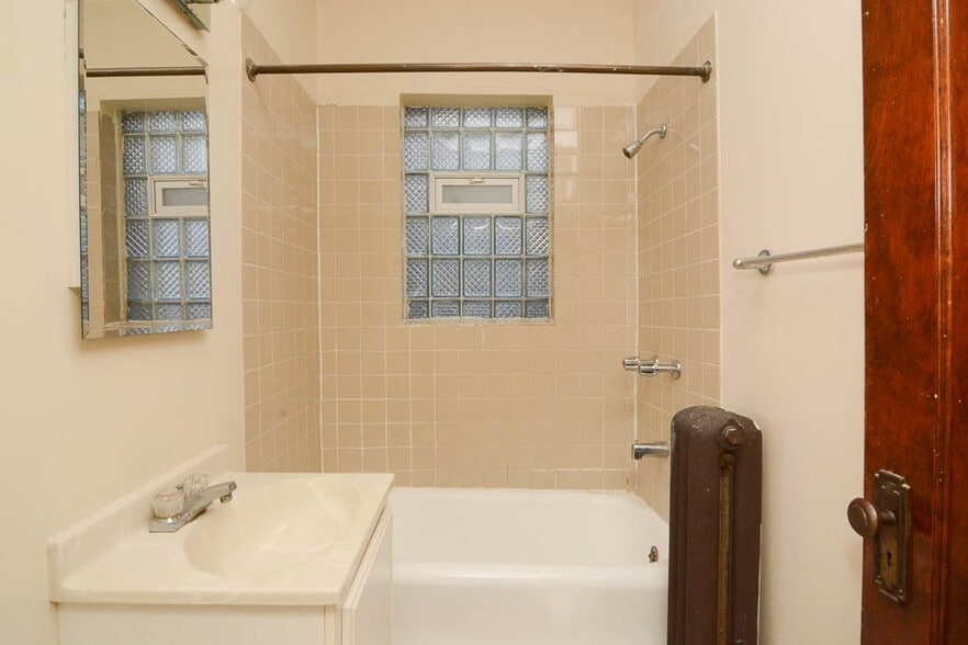 Building Photo - 4327 N Paulina St