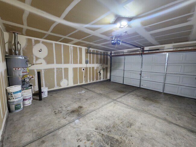 Building Photo - HENDERSON: 3 bed/2.5 bath Townhome with Spacious Kitchen, Private Backyard, Large Primary Suite &...