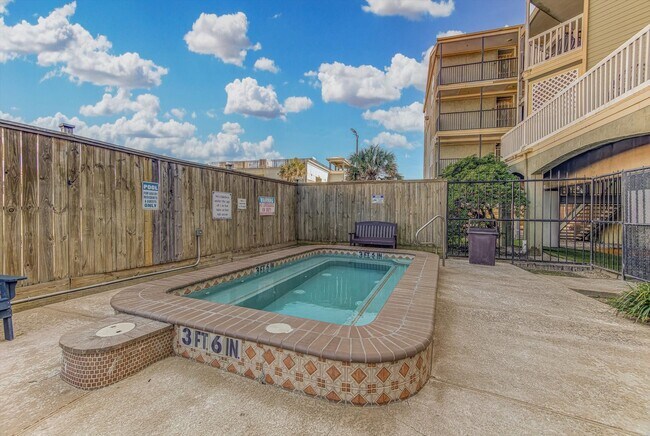 Building Photo - 6300 Seawall Blvd