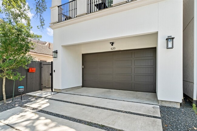 Building Photo - 620 E 26th St