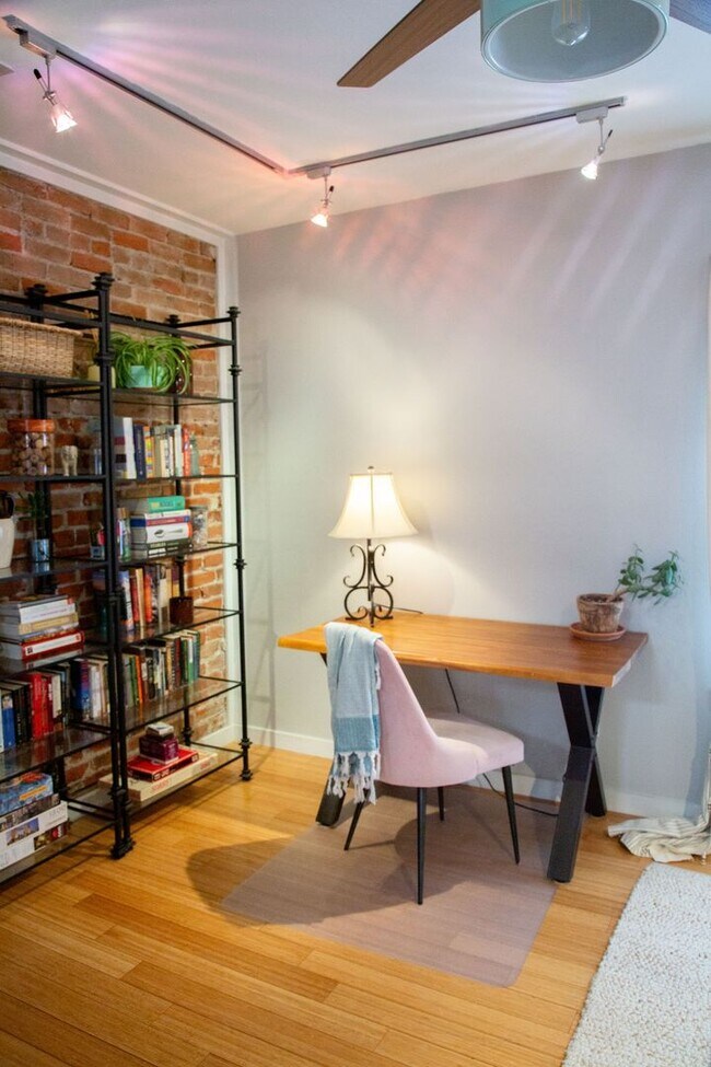 Building Photo - Chic 1-Bedroom Condo in North Capitol Hill...
