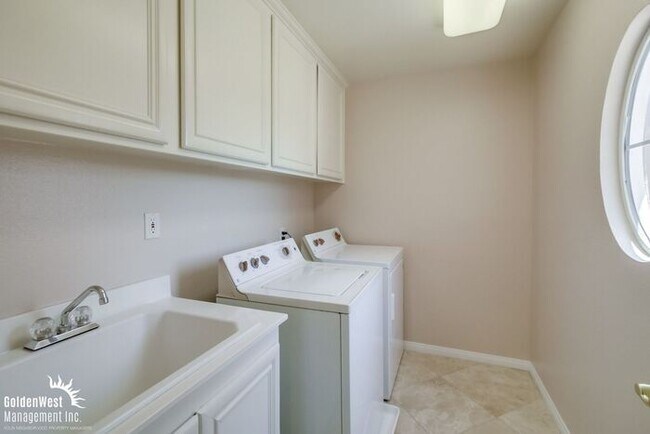 Building Photo - Gorgeous 4Bdm 2.5Ba Two-Story Home in San ...