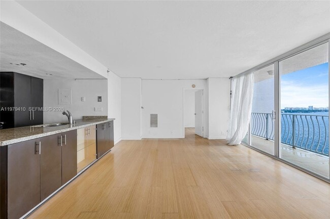 Building Photo - 7601 E Treasure Dr