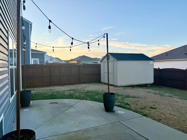 Building Photo - Beautiful 4 bedroom 2.5 bath home located in the Cliffs subdivision!