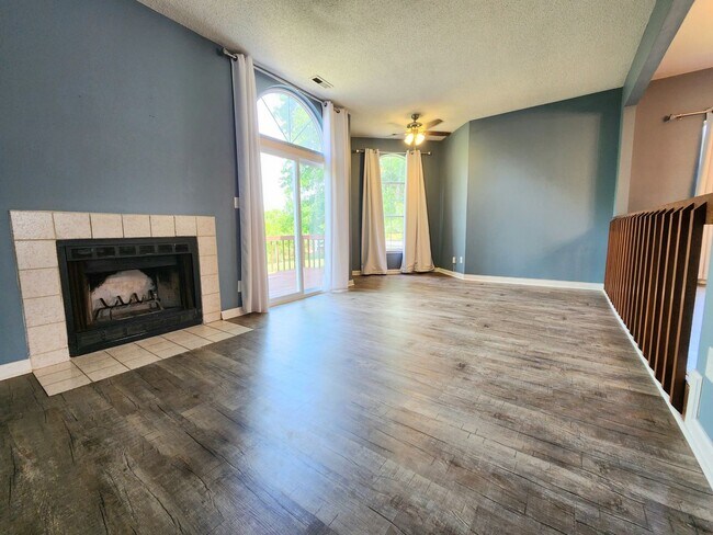 Building Photo - End Unit Townhouse in Chimny Hill