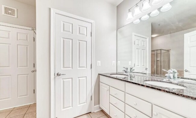 Building Photo - 2267 Oberlin Dr