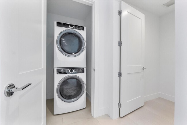 Building Photo - 153 N Seabreeze Blvd