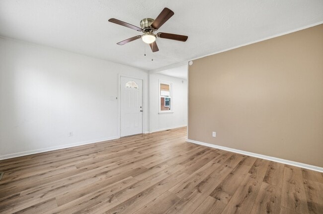 Building Photo - Three Bedroom House