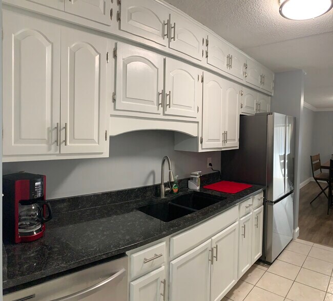 Building Photo - 8530 Madrid Ct