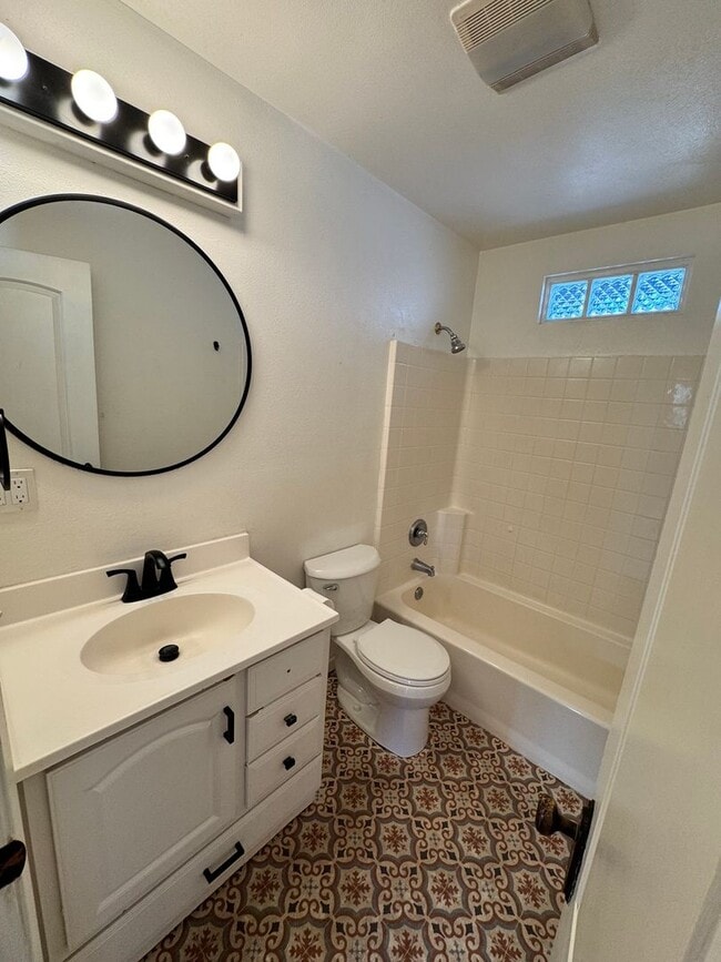 Building Photo - FOR RENT: UNFURNISHED: - Super Sweet Cottage style home in Midtown Bend.