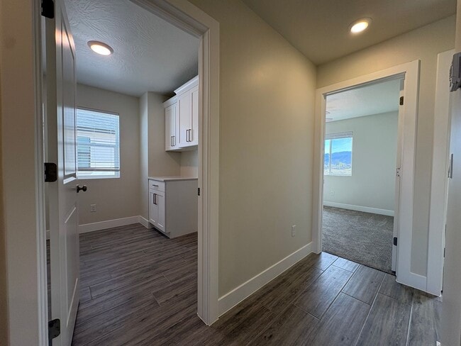 Building Photo - Brand New Townhome