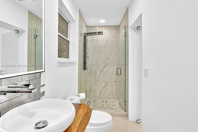 Building Photo - 1002 10th St