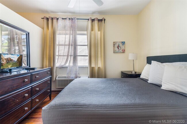 Building Photo - 1100 Collins Ave