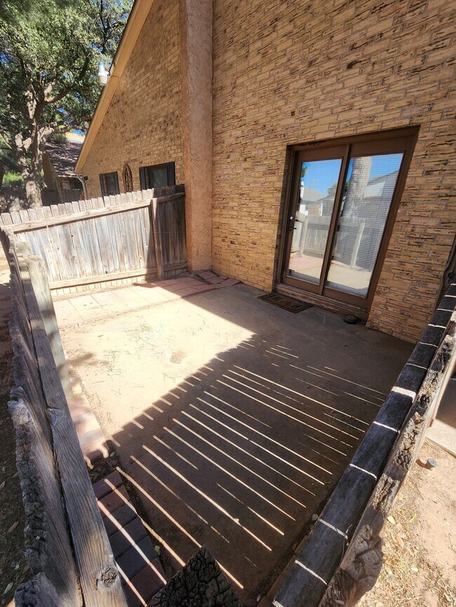 Building Photo - 3 bed 2 bath townhome, 1 car garage and 1 carport